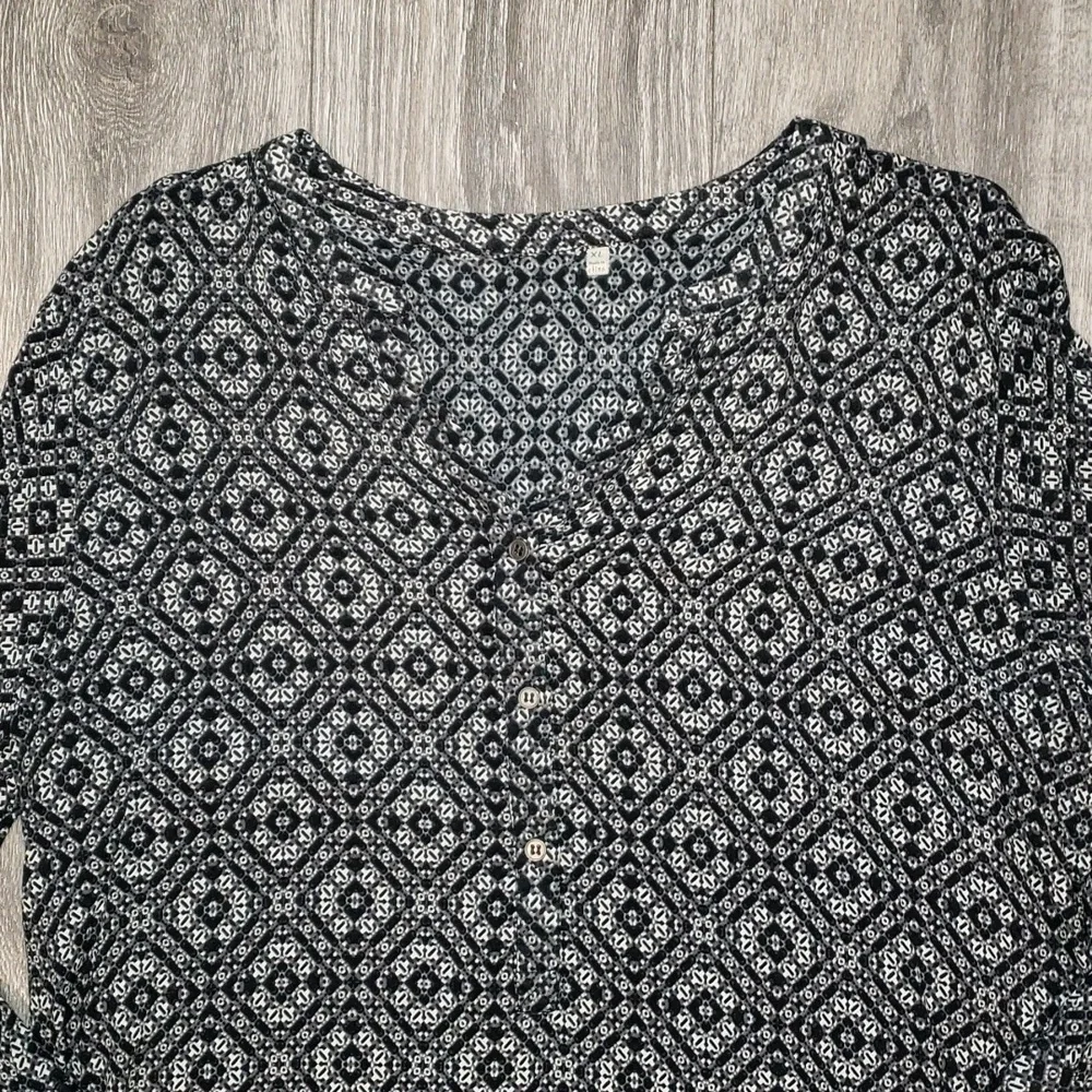 3/$12 Blouse Tunic V Neck Button Down Black Grey White XL-runs small - Picture 10 of 13